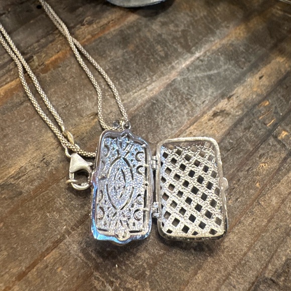 Vintage Sterling Silver Locket Pendant Necklace - Picture 5 of 7